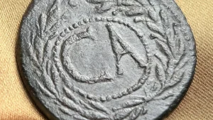 Il mistero delle lettere CA sul sesterzio di Augusto